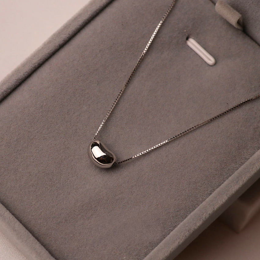 Collar con colgante de frijol  - Coffee Tea Or Me reseña y precio