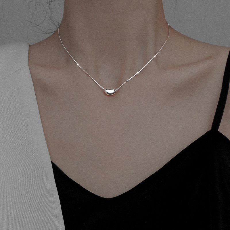Collar con colgante de frijol  - Coffee Tea Or Me reseña y precio