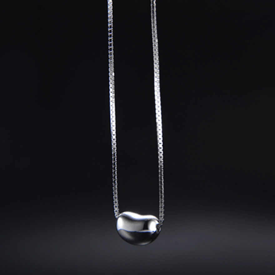 Collar con colgante de frijol  - Coffee Tea Or Me reseña y precio